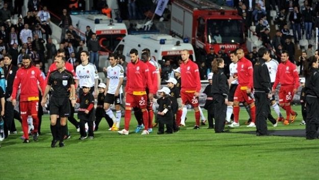 Галатасарай удари Бешикташ на &quot;Инюню&quot; и се доближи до титлата