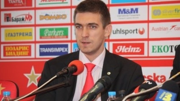 Изритали Рупов заради неплатени заплати