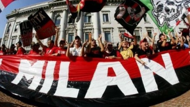 Тифозите на Милан протестират пред седалището на Лигата в Милано