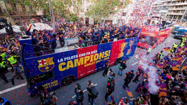 Като малки деца! Пике и Суарес изхвърлиха обувките на Валверде + ВИДЕО