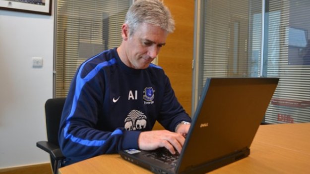 Уест Бромич заложи на Алан Ървайн