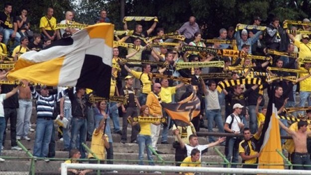 В Перник пълнят стадиона срещу Литекс с телефони