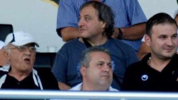 Коко Динев размахва метлата