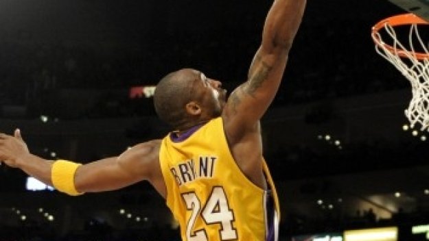 Коби избухна с 19 точки в третата част, но Юта би Лейкърс