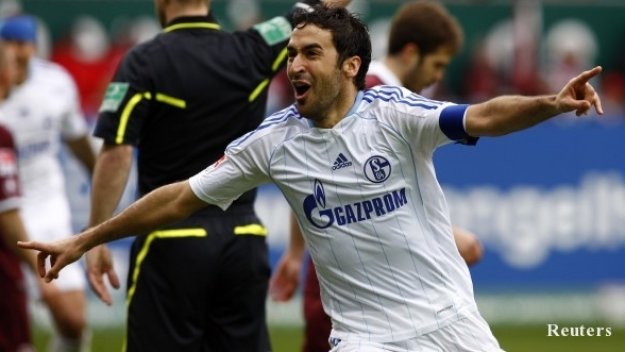 Раул и Хунтелаар водят Шалке към победата