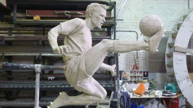 Издигат статуя на Бергкамп пред Емиратс