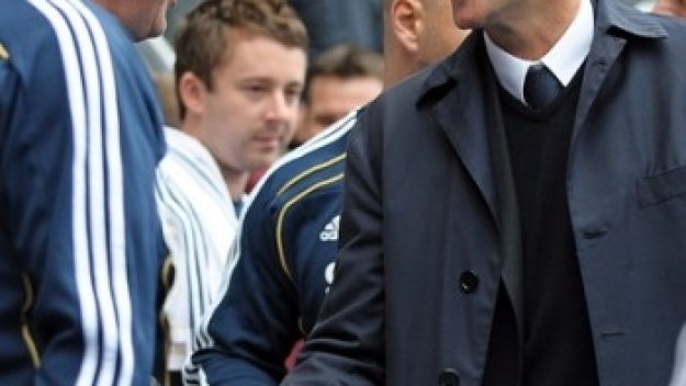 Анчелоти и Манчини предпазливо мълчат за Руни