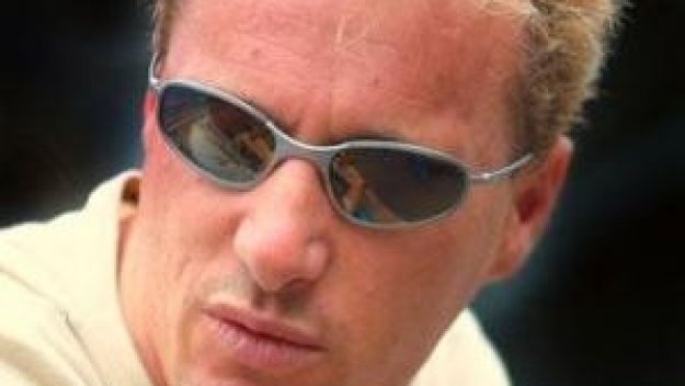 В Англия чакат Ървайн за да го арестуват