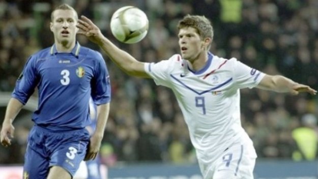 Хунтелаар на 2 гола от Ван Бастен