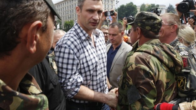 Активистка се разсъблече пред Виталий Кличко и го обиди