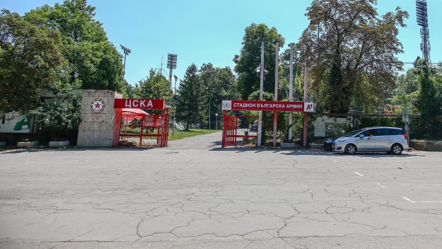 Започна се! Демонтират седалките на "Българска армия"