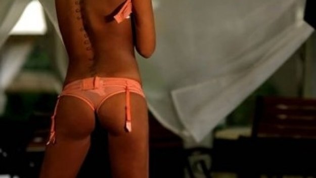 Николета със сватбена рокля от скъпоценни камъни