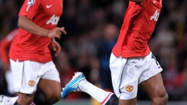 Юнайтед превърна &quot;Олд Трафорд&quot; в &quot;Театъра на скуката&quot;, но победи