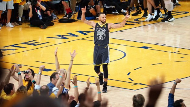 Къри се развихри и Голдън Стейт срази Кливланд