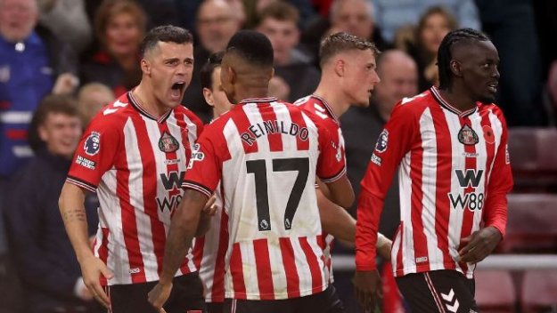 Черните котки не се дадоха и на Евертън и остават в челото