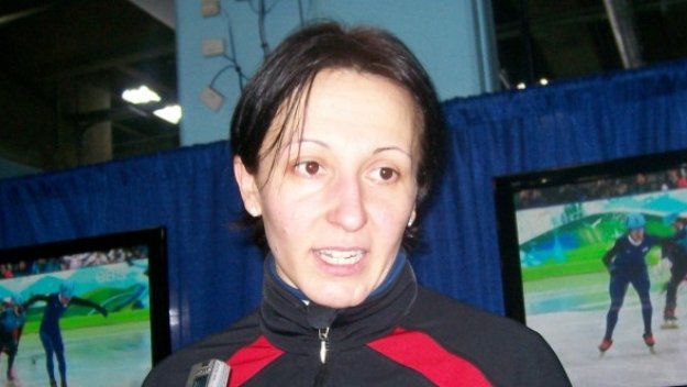 Жени Раданова носи знамето на България при закриването на Игрите