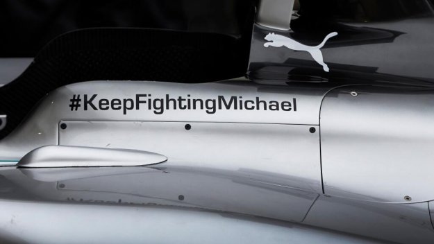 Мерцедес с надпис за Шумахер върху новата кола