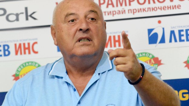 Венци отново култов: Гонзо се изпляска като шаран на пясък