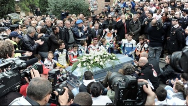 Хиляди си взеха последно &ldquo;Сбогом&rdquo; с Марко Симончели