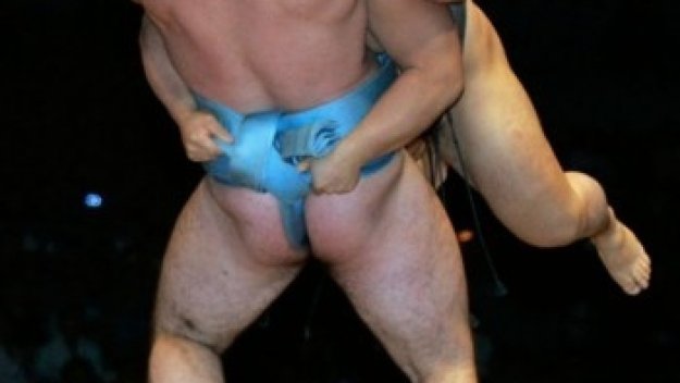 Аоияма с десета победа, Котоошу пак падна