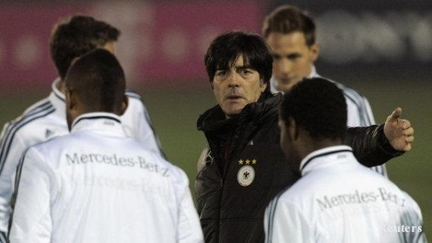 Льов: Да бием испанците не с агресия, а с футбол