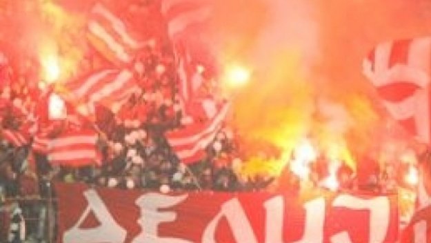 Фенове на Звезда и Партизан си спретнаха меле в Белград