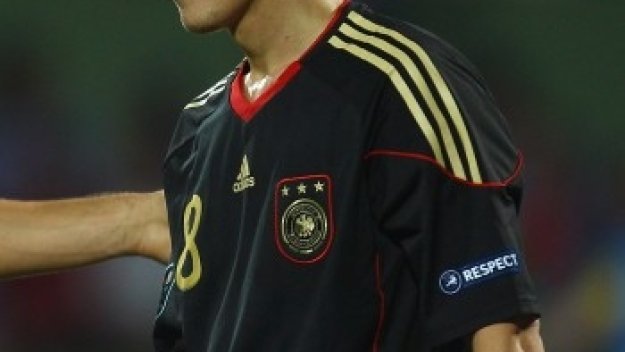 Бащата на Йозил изпъди мениджър