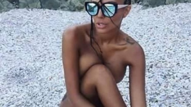 Николета лъсна чисто голичка + СНИМКИ (+18)