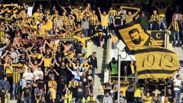 Фенове на Ботев (Пловдив) с протести пред гръцкото посолство