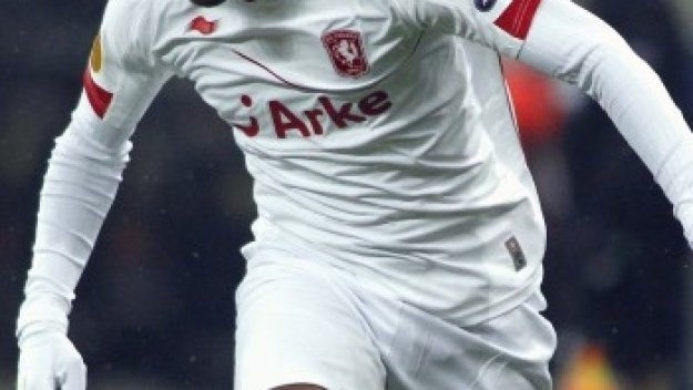 Гениално: Футболист подари на гаджето си кон