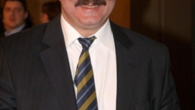 Батков дава двойно по-висока заплата на Пламен Илиев