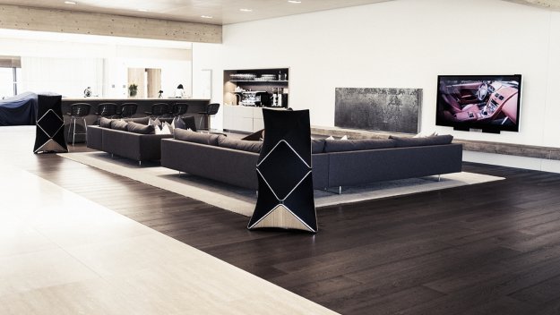Bang&Olufsen превърна в луксозен дом шоурума на Aston Martin в Швейцария