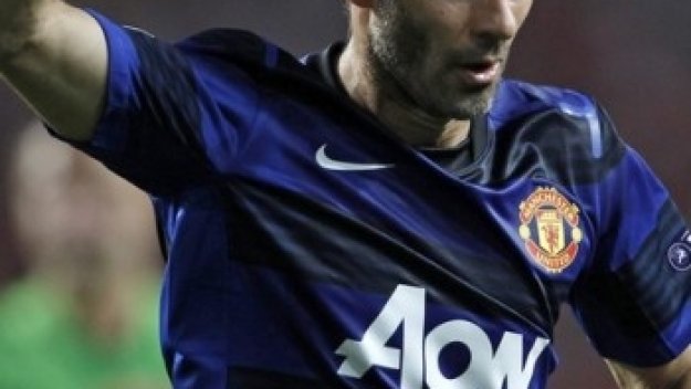 Жената и бившата любовница на Гигс се псуват пред ресторант