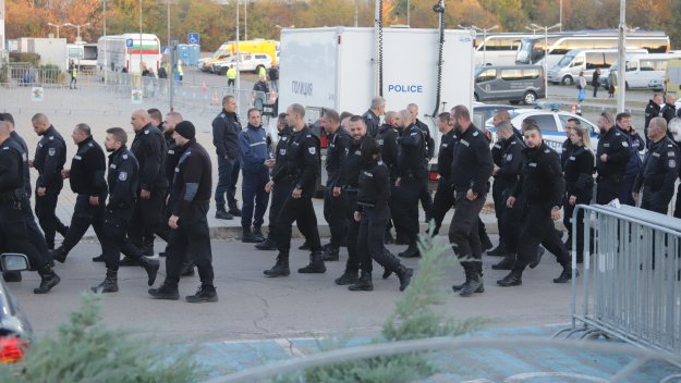 Засилено полицейско присъствие пред Националния стадион