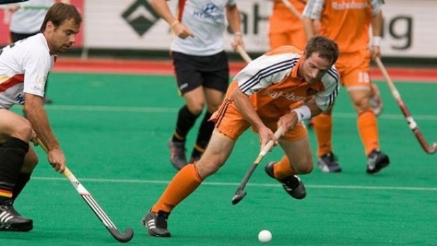 Голи момичета показаха на хокеисти къде да си държат топките + ВИДЕО