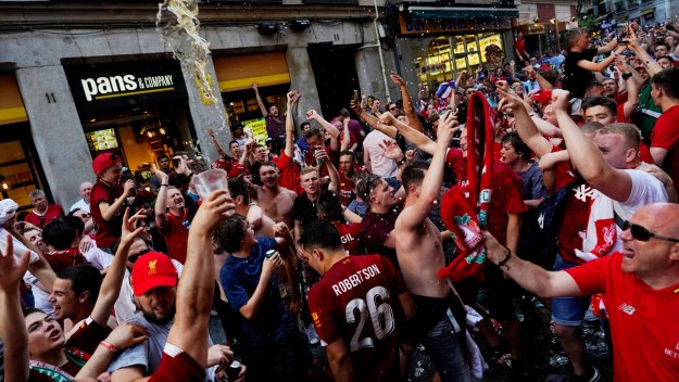 Не се шегуват: Английски фенове набиха полицай в Мадрид