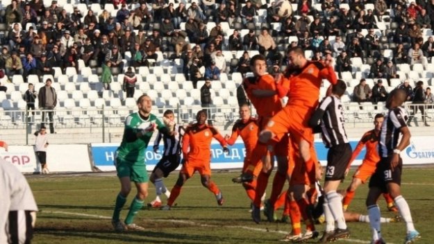 Литекс излиза утре срещу гърци 