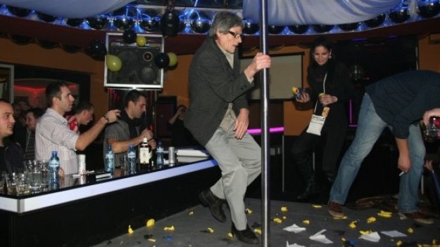 Динко Дерменджиев върти кючек на пилон