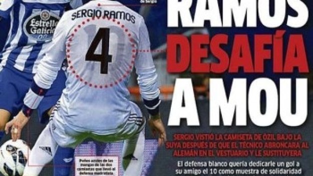 Рамос играе с фланелката на Йозил под своята