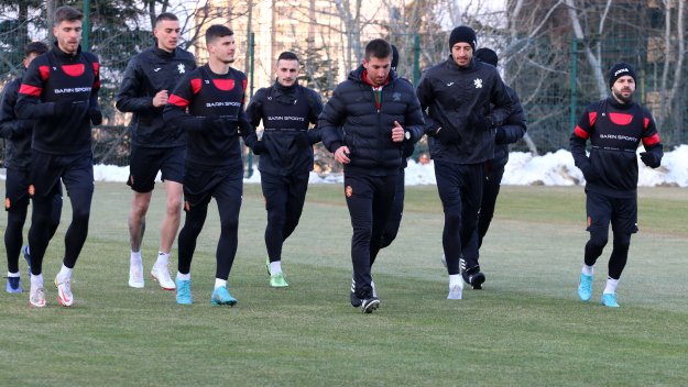 Самолетът на "лъвовете" не успя да излети за Катар
