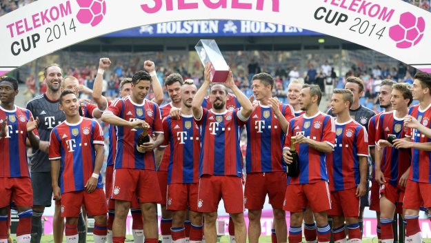 Левандовски застреля "вълците", Байерн защити Телеком Къп