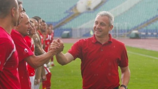 Дочев пое немски слабаци