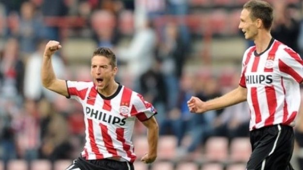 ПСВ и Аякс врътнаха 2:2 в жива касапница