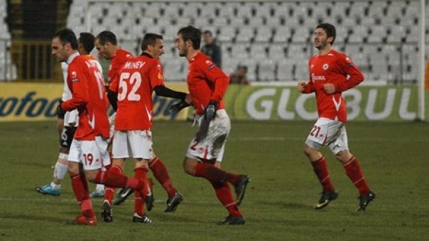 Разпродажба на червените екипи