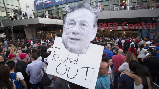 НБА наказа собственика на Клипърс до живот