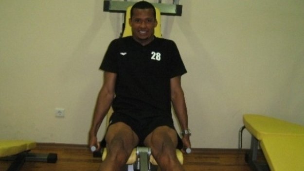 Армейците пак висят с лиценза заради Ели Маркес