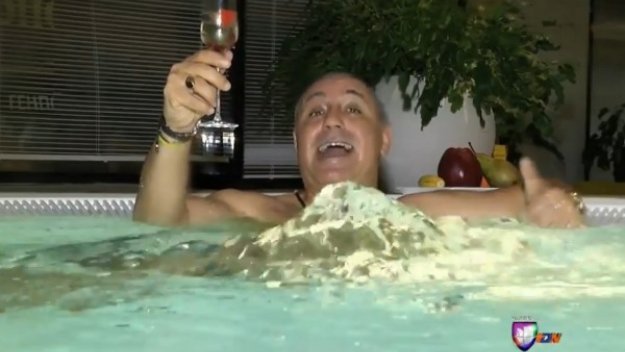 Стоичков се пльосна в джакузито + ВИДЕО