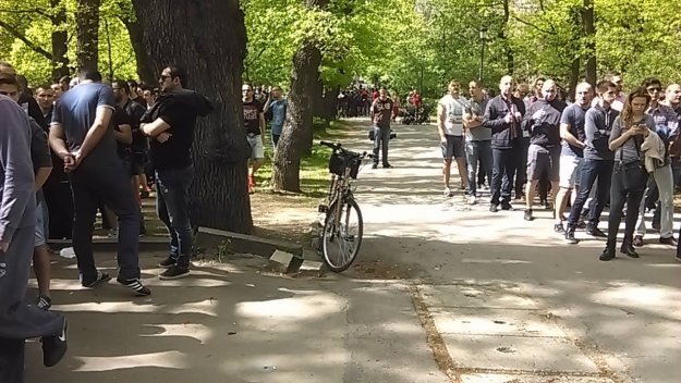Чакащите тълпи от фенове на "Армията"