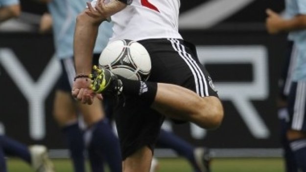 Йоги Льов иска предквалификации за &quot;футболните джуджета&quot;