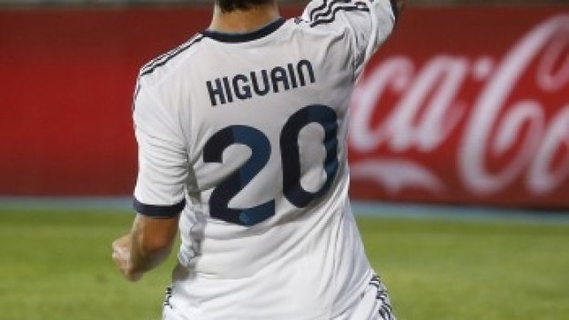 Засега Игуаин печели битката с Бензема